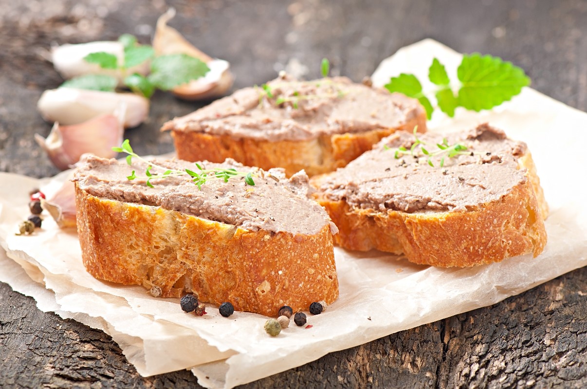 How to prepare a pate? The secrets of choosing ingredients and baking