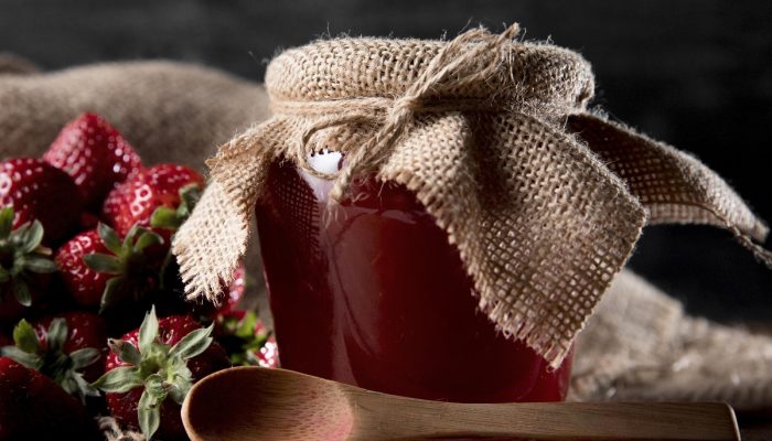 How to decorate jars with preserves?
