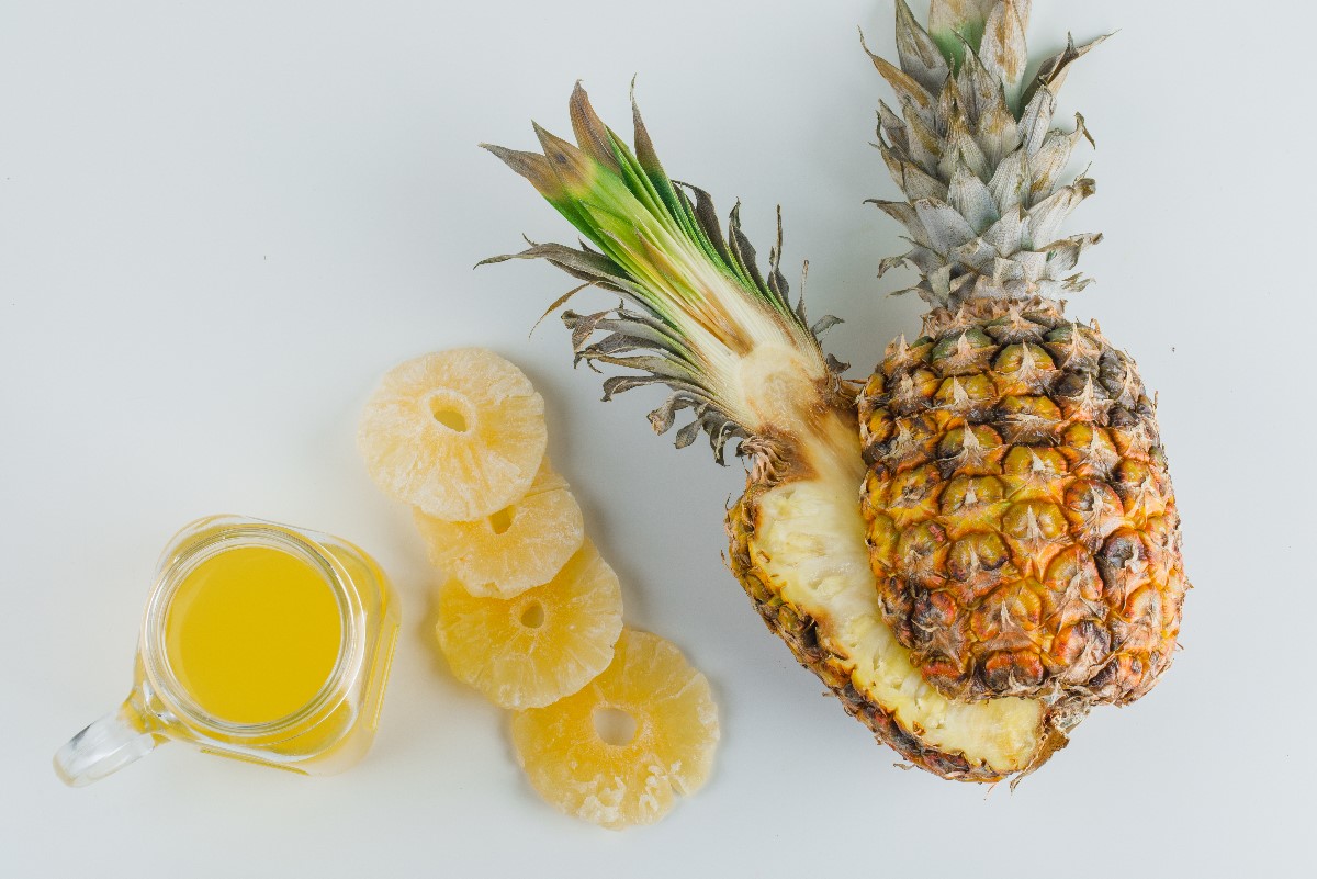 How do you select and store pineapple?
