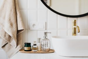 How to introduce color in a minimalist bathroom?