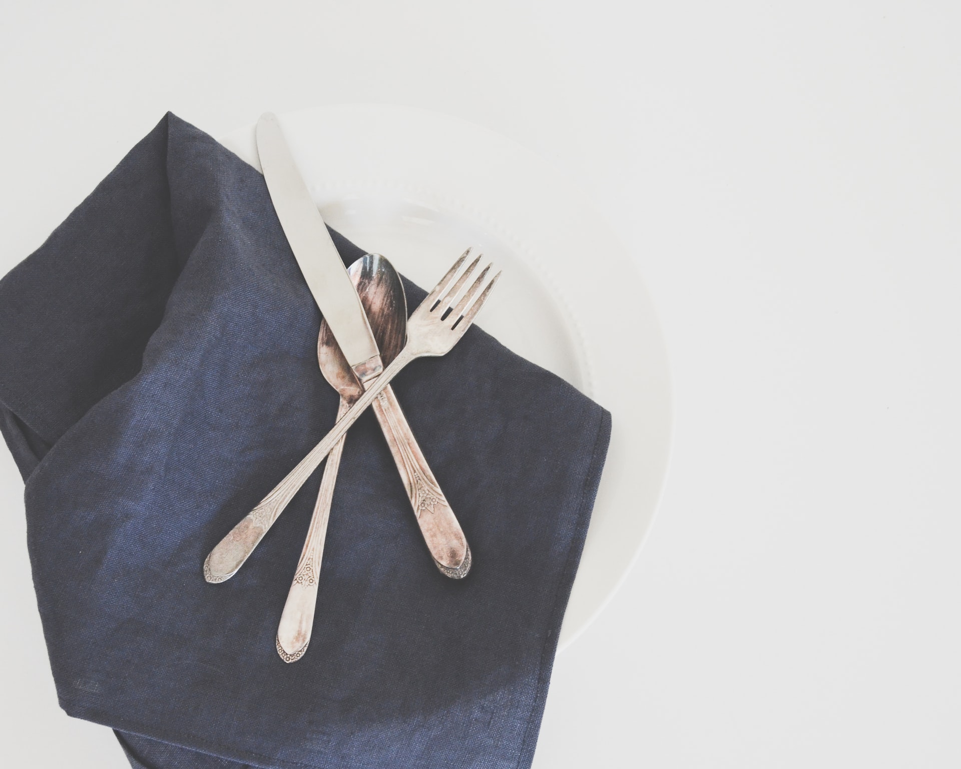 Look no further than white linen napkins for your dinner party!